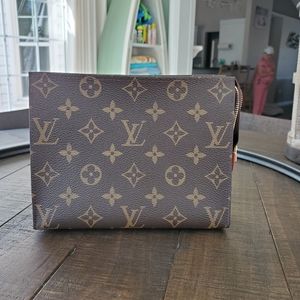 Louis Vuitton Toiletry 19 Monogram